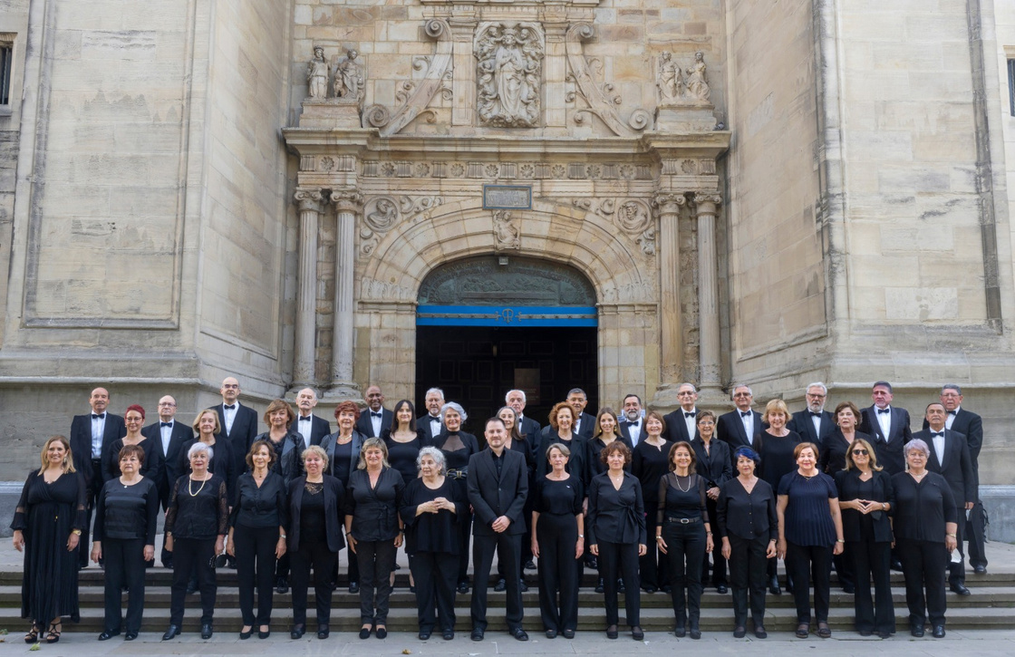 Imagen de todos los componentes del coro de ingenieros de bizkaia